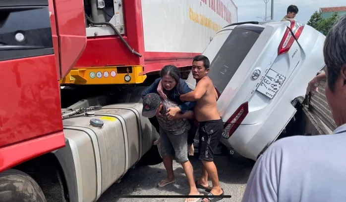 Ô tô con bị kẹp nát vào dải phân cách sau va chạm với container trên Quốc lộ 1 - Ảnh 1.