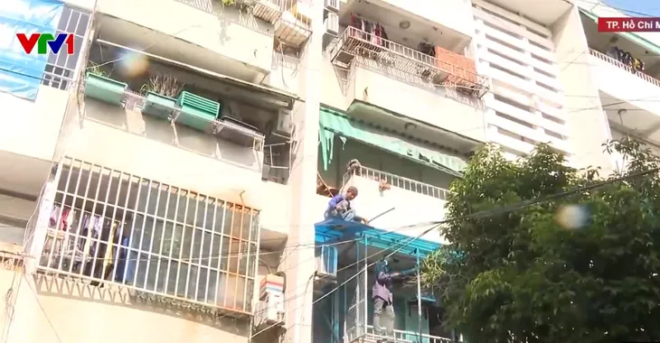 TP Hồ Chí Minh vận động người dân phá bỏ “chuồng cọp”, mở lối thoát hiểm sau vụ cháy cư xá - Ảnh 1.