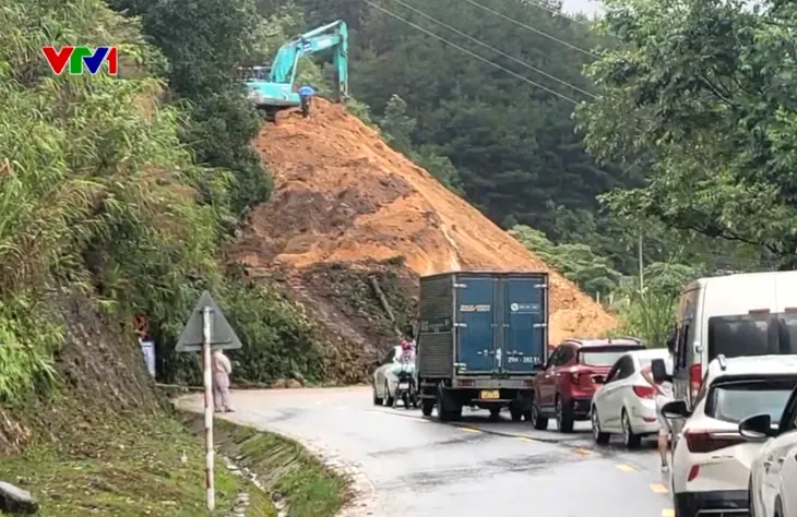 Mưa dông diện rộng ở Bắc Bộ: Sét đánh chết người, sạt lở đất đá vùi lấp đường- Ảnh 1. Mưa dông diện rộng ở Bắc Bộ: Sét đánh chết người, sạt lở đất đá vùi lấp đường- Ảnh 1.