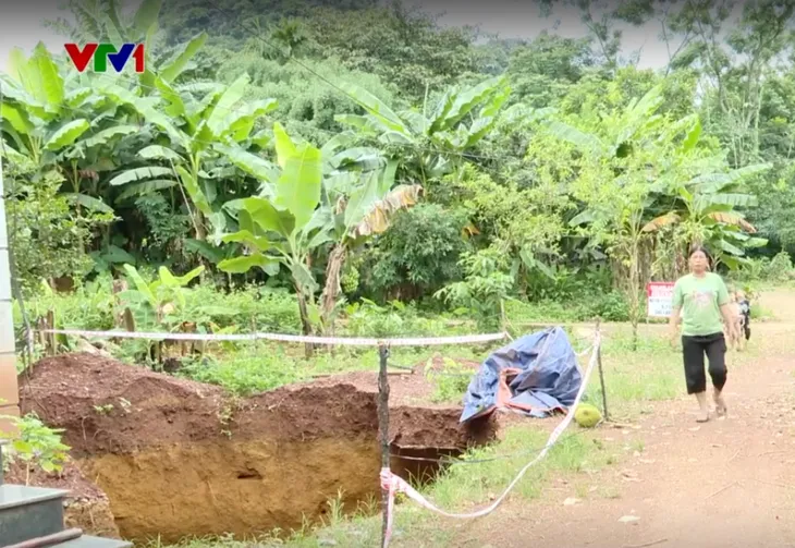 Mưa dông diện rộng ở Bắc Bộ: Sét đánh chết người, sạt lở đất đá vùi lấp đường- Ảnh 2. Mưa dông diện rộng ở Bắc Bộ: Sét đánh chết người, sạt lở đất đá vùi lấp đường- Ảnh 2.