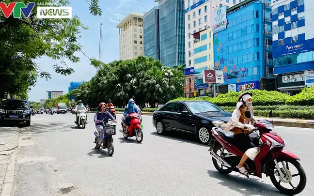 Bắc Bộ ngày nắng, chiều tối có mưa rào và dông.