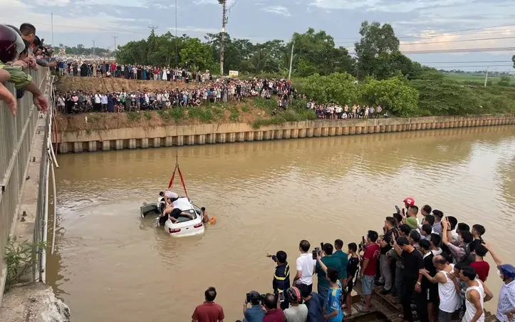 Chiếc ô tô được lực lượng cứu hộ trục vớt lên bờ. (Ảnh Ngọc Quân) Chiếc ô tô được lực lượng cứu hộ trục vớt lên bờ. (Ảnh Ngọc Quân)