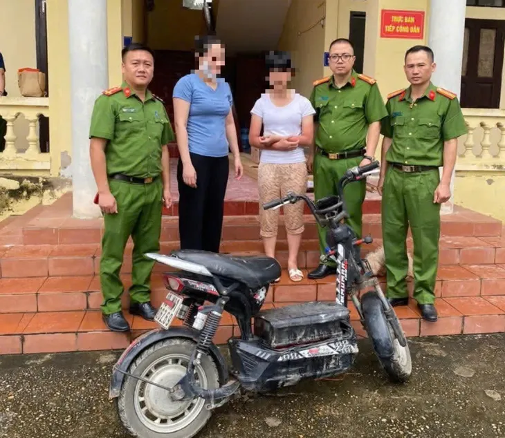 Công an xã kịp thời giúp đỡ bé gái đi lạc trở về với gia đình- Ảnh 1.