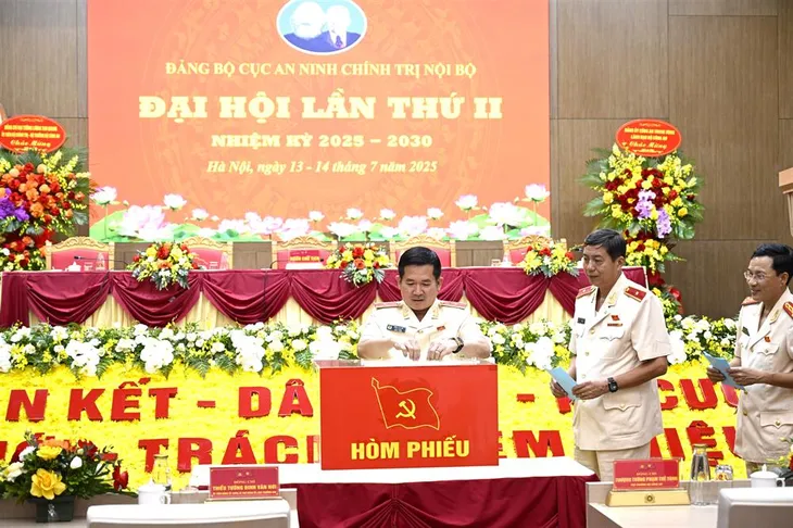 Gương mẫu đi đầu trong thực hiện sứ mệnh bảo vệ Đảng, bảo vệ đường lối của Đảng - Ảnh 3.