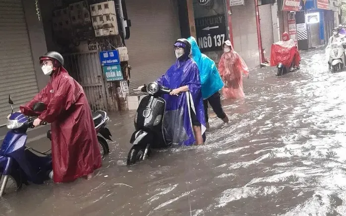 Hà Nội đối diện tình trạng ngập cục bộ mỗi khi trời mưa. Hà Nội đối diện tình trạng ngập cục bộ mỗi khi trời mưa.
