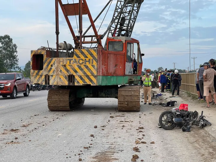 Vụ ô tô lao xuống sông sau khi tông xe máy: Xác định 2 người tử vong- Ảnh 2. Vụ ô tô lao xuống sông sau khi tông xe máy: Xác định 2 người tử vong- Ảnh 2.