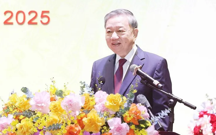 Tổng Bí thư phát biểu chỉ đạo Đại hội đại biểu Đảng bộ xã Nghĩa Trụ lần thứ nhất. Ảnh: TTXVN