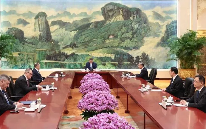 Chủ tịch Trung Quốc Tập Cận Bình gặp phái đoàn Liên bang Nga do Ngoại trưởng Sergey Lavrov dẫn đầu tại Bắc Kinh, ngày 15/7/2025. (Ảnh: Bộ Ngoại giao Liên bang Nga)