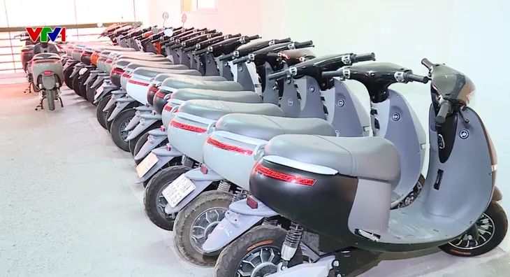 Đường dây sản xuất xe máy điện giả theo chu trình khép kín, với nhiều thủ đoạn tinh vi - Ảnh 1.