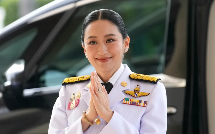 Bà Paetongtarn Shinawatra đến Tòa nhà Chính phủ tuyên thệ nhậm chức Bộ trưởng Văn hóa ngày 3/7/2025. (Ảnh: AP) Bà Paetongtarn Shinawatra đến Tòa nhà Chính phủ tuyên thệ nhậm chức Bộ trưởng Văn hóa ngày 3/7/2025. (Ảnh: AP)
