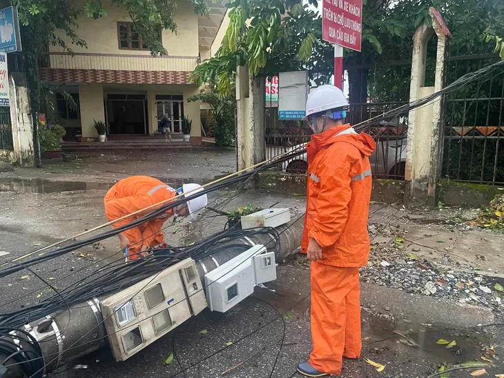 Thái Nguyên mưa lớn, lốc xoáy 1 người thiệt mạng, hàng trăm ngôi nhà tốc mái - Ảnh 1.