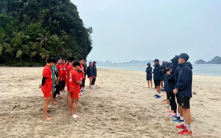 Đội tuyển nữ Việt Nam tập huấn tại phố biển Quảng Ninh