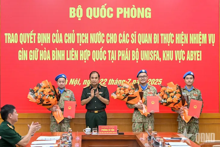 Trao quyết định của Chủ tịch nước cho ba sĩ quan Quân đội đi gìn giữ hòa bình tại Abyei - Ảnh 2.