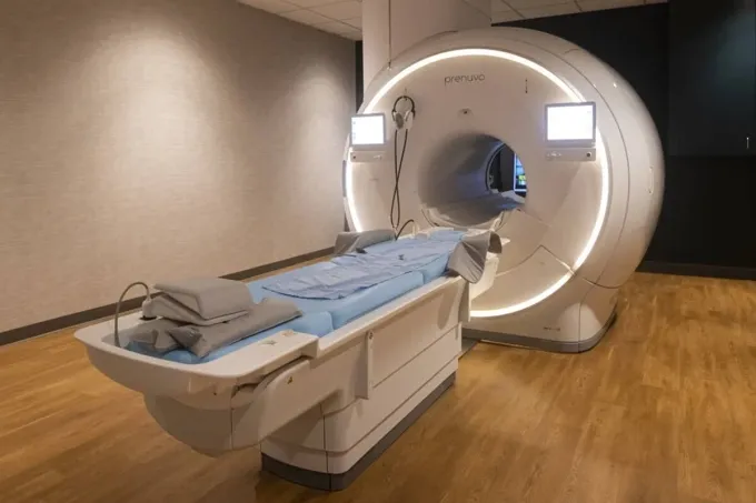 Đeo dây chuyền kim loại, người đàn ông Mỹ tử vong sau khi bị hút vào máy chụp MRI- Ảnh 1.