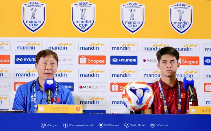 HLV Kim Sang Sik đánh giá cao lối chơi phòng ngự phản công của U23 Philippines