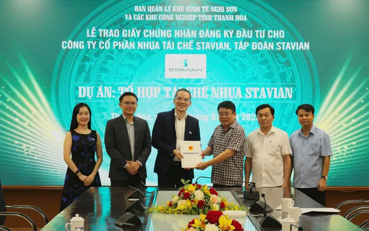 Stavian chính thức nhận Giấy chứng nhận đăng ký đầu tư Dự án Tổ hợp Tái chế Nhựa Stavian tại Khu Kinh tế Nghi Sơn, tỉnh Thanh Hóa dưới dự chứng kiến của Ban Quản lý Khu Kinh tế Nghi Sơn