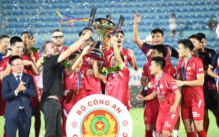 Đánh bại Thép xanh Nam Định, Công an Hà Nội lần đầu giương cao Siêu cúp Quốc gia