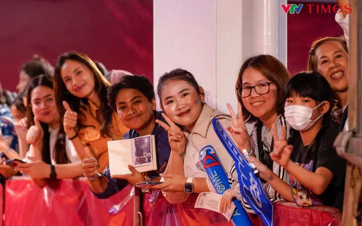 Cổ động viên Thái Lan nán lại đêm muộn vì các nữ vận động viên