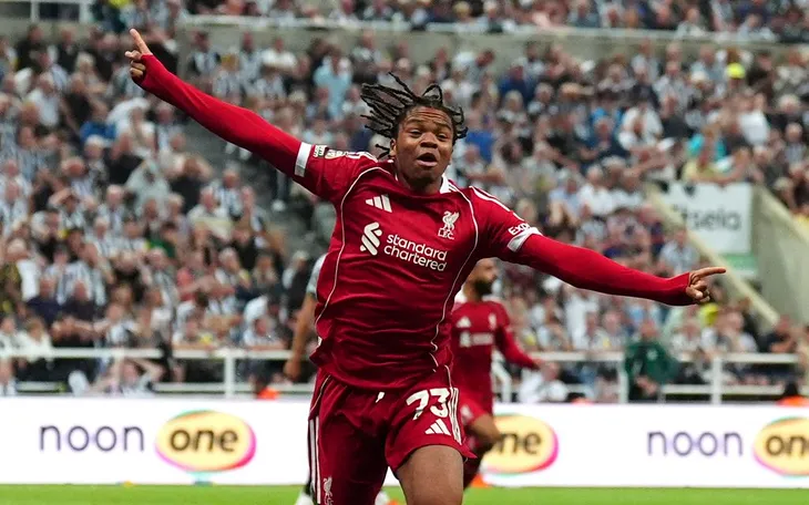 Sao mai 16 tuổi Rio Ngumoha trở thành người hùng của Liverpool