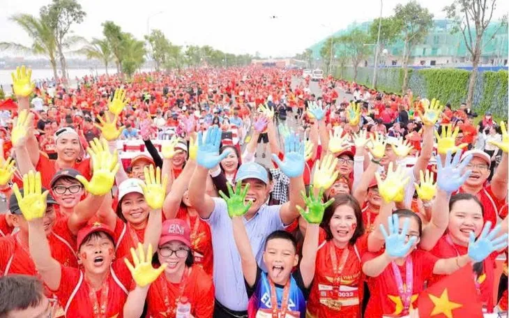 Bức tranh hoa tay từ giải chạy Việt Nam Tôi Đó: Mỗi dấu ấn là một lời hứa hành động 