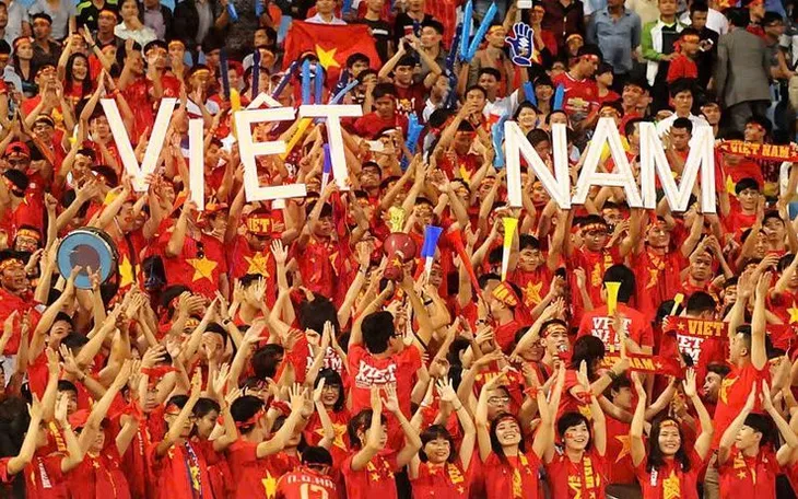 Người hâm mộ bóng đá hòa chung không khí hân hoan ngày Quốc khánh 2/9