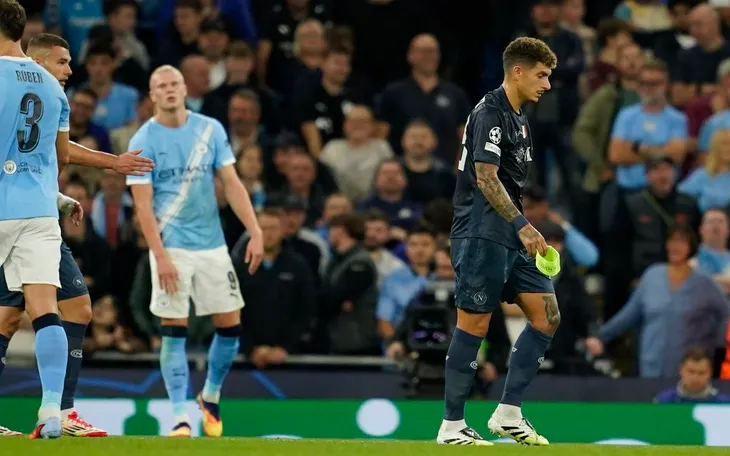 Thẻ đỏ tai hại khiến Napoli vỡ trận, Man City nhẹ nhàng giành 3 điểm