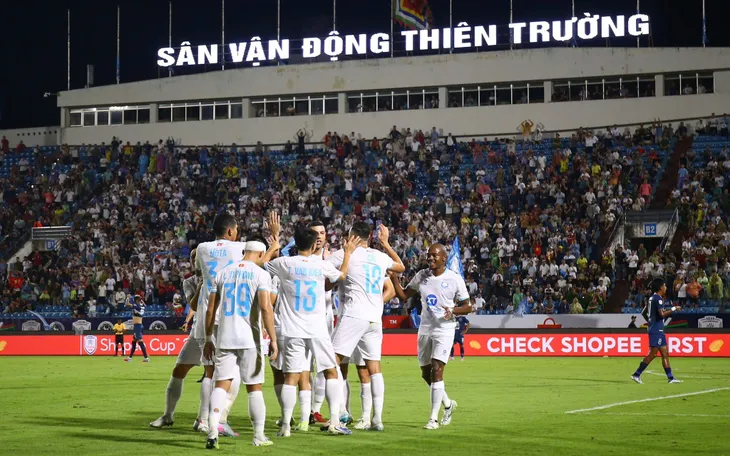 Thép Xanh Nam Định thắng nhọc Svay Rieng trong thế mất người