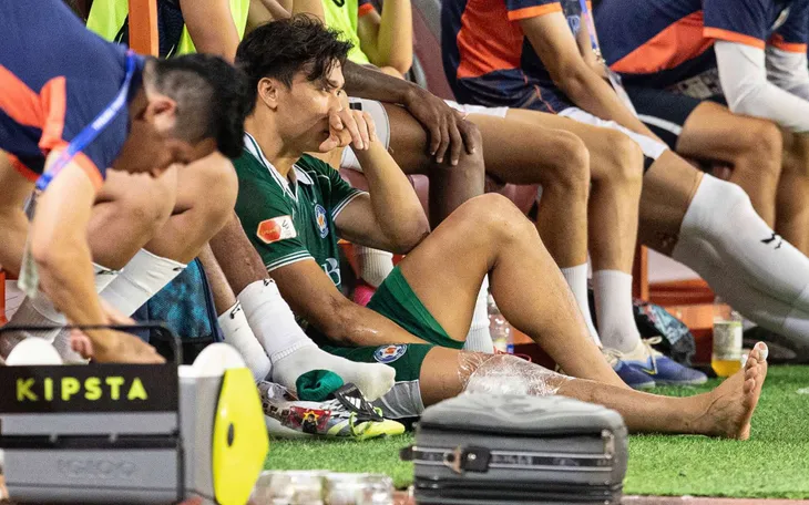 Thủ môn Bùi Tiến Dũng dính chấn thương nặng