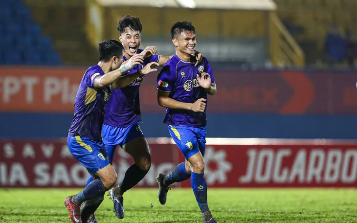 Ninh Bình FC tiếp đà thăng hoa, Hà Nội FC thắng trận đầu dưới thời Harry Kewell