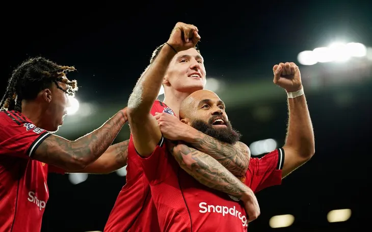 Thắng Brighton, Man Utd chen chân vào Top 4 Ngoại hạng Anh