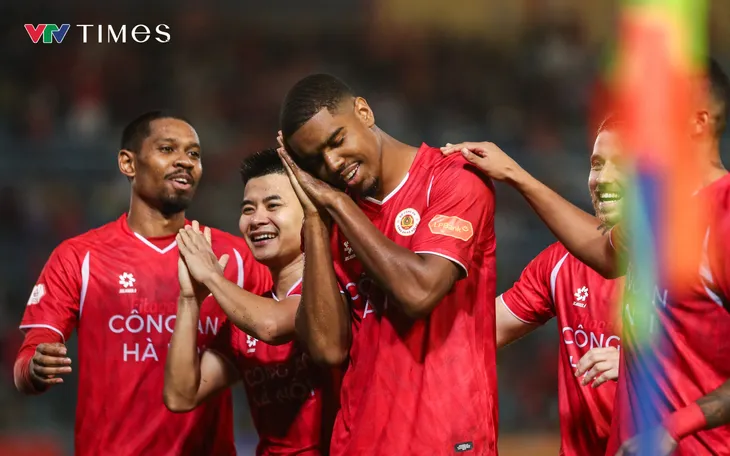 VAR "cứu" đội khách 1 bàn, Công an Hà Nội vẫn giành trọn 3 điểm