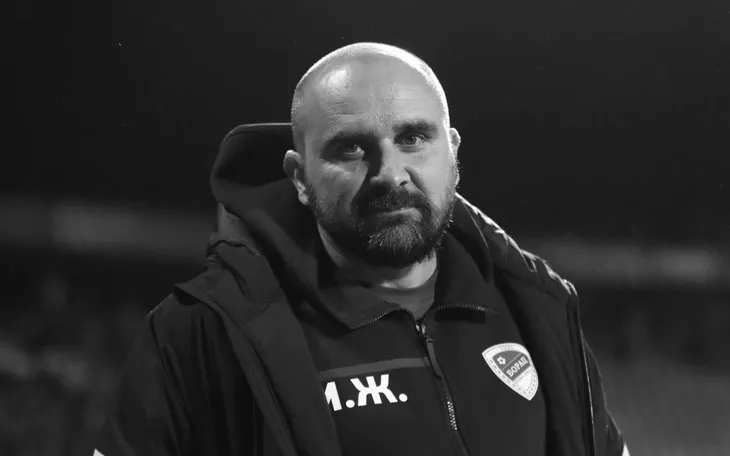 Huấn luyện viên qua đời giữa trận đấu, gây chấn động bóng đá châu Âu