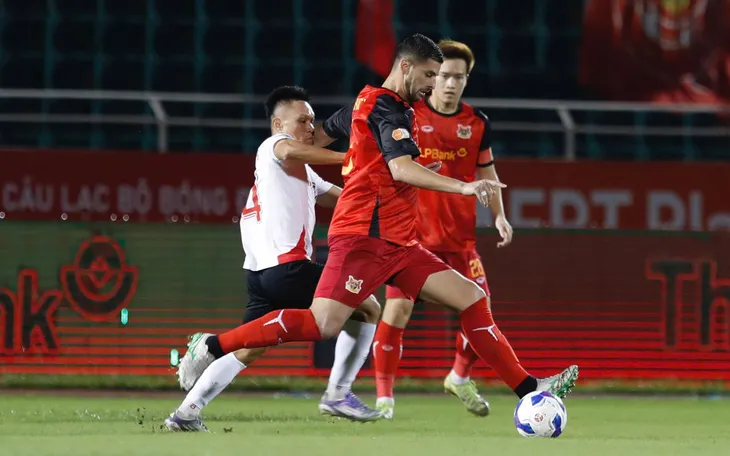 Rượt đuổi nghẹt thở, Ninh Bình thắng CLB Công an TP Hồ Chí Minh trong cơn mưa bàn thắng