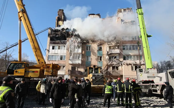 Lực lượng cứu hộ dọn đống đổ nát tại tòa nhà bị Nga không kích ở Ternopil ngày 19/11/2025 (Ảnh: AP)