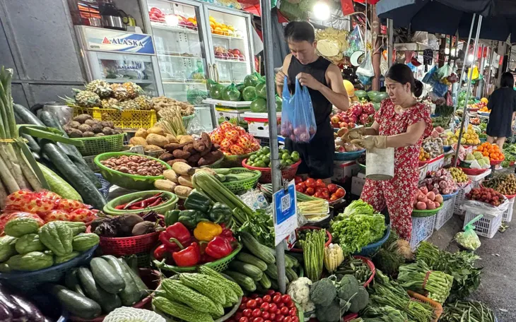 Giá rau xanh Hà Nội vẫn “neo cao”