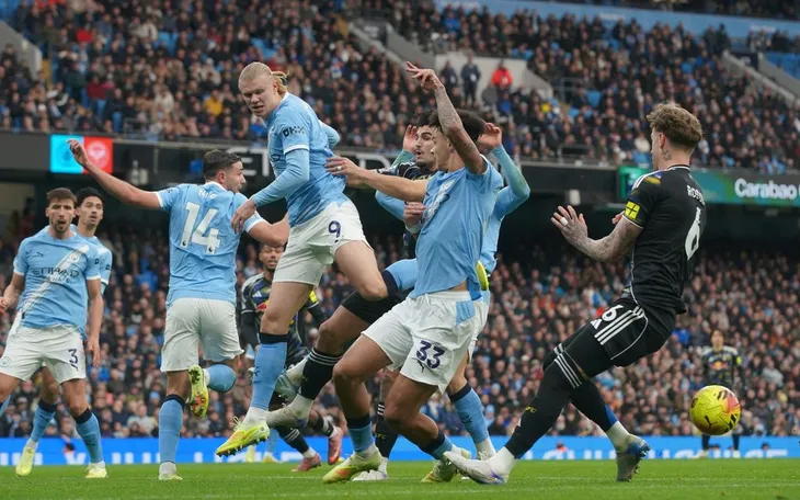 Foden tỏa sáng phút bù giờ, Man City thắng “hú hồn” trước Leeds