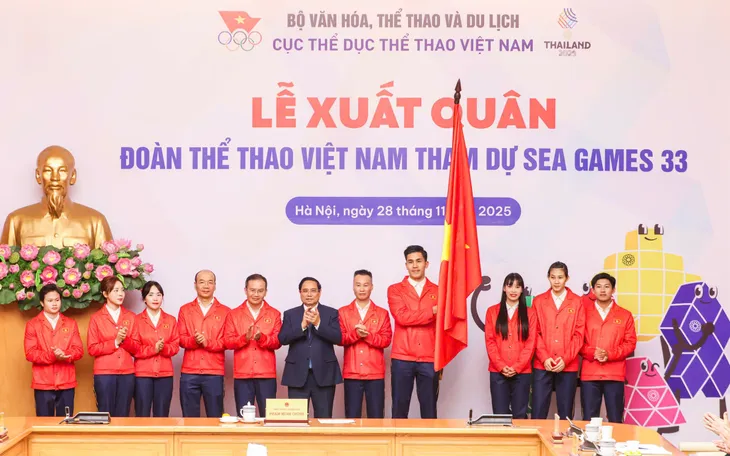 Lê Thanh Thúy và Lê Minh Thuận cầm cờ cho Đoàn Thể thao Việt Nam tại SEA Games 33