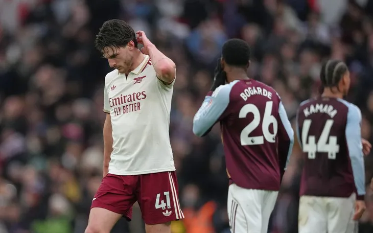 Vòng 15 Ngoại hạng Anh: Arsenal và Liverpool "ngã ngựa" phút bù giờ, Man City phả hơi nóng vào ngôi đầu