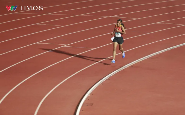 SEA Games 33: VĐV về đích cuối cùng trong tiếng vỗ tay vang khắp "thánh địa" điền kinh Thái Lan