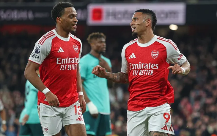 Arsenal thắng nghẹt thở, giữ vững ngôi đầu Ngoại hạng Anh