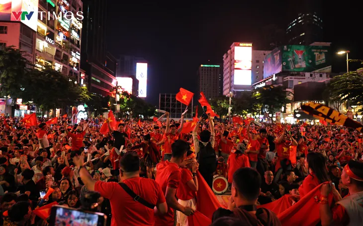 Người hâm mộ vỡ òa cảm xúc sau chiến thắng của U23 Việt Nam