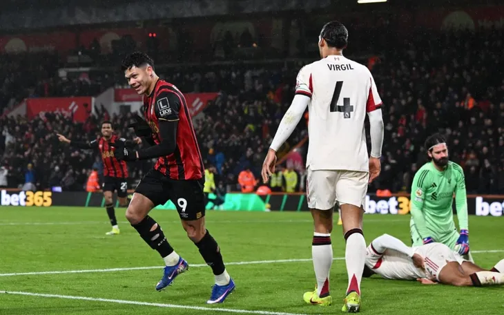 Liverpool thua đau Bournemouth ở phút bù giờ