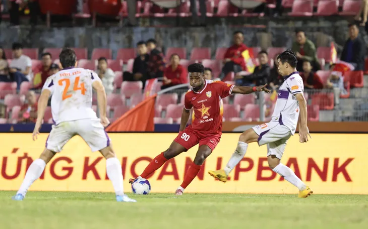 Liên tục phung phí cơ hội, Hồng Lĩnh Hà Tĩnh bị Becamex TP.HCM cầm hòa trên sân nhà