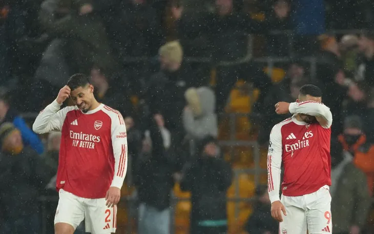 Arsenal đánh rơi chiến thắng khó tin