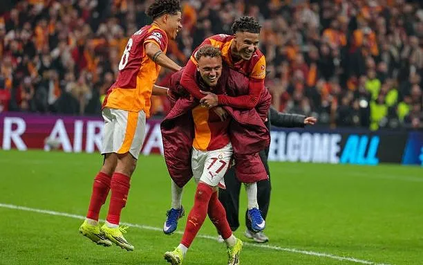 Galatasaray đè bẹp Juventus trên sân nhà