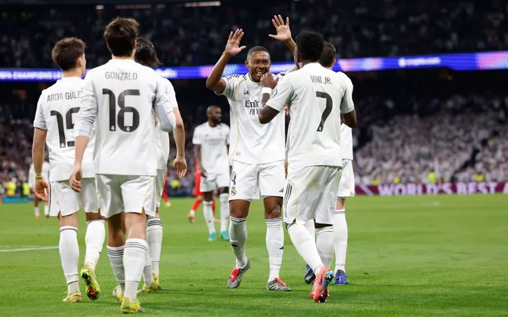 Vinicius tỏa sáng, Real Madrid đánh bại Benfica để vào vòng 1/8 Champions League