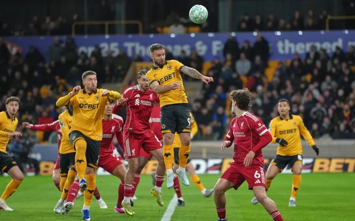 Liverpool thua bạc nhược đội bét bảng Ngoại hạng Anh