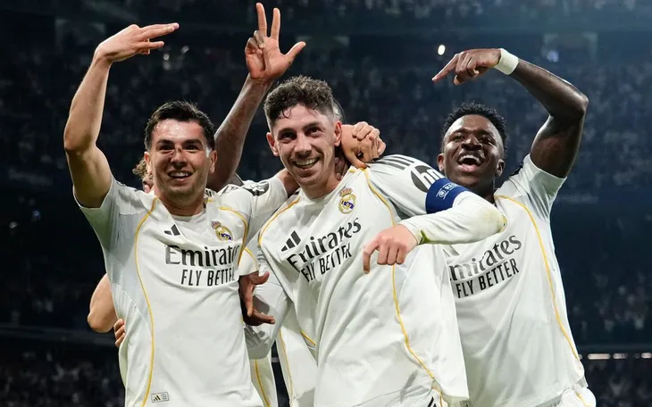 Valverde lập hat-trick, Real Madrid áp đảo Man City