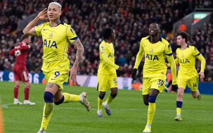 Hòa Tottenham, Liverpool lỡ cơ hội vào top 4