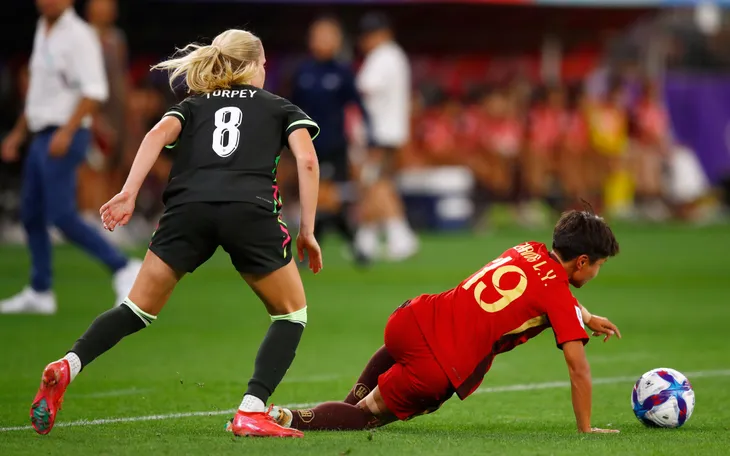 Biến ĐT Trung Quốc thành "cựu hậu", ĐT Australia giành vé vào chung kết Asian Cup 2026